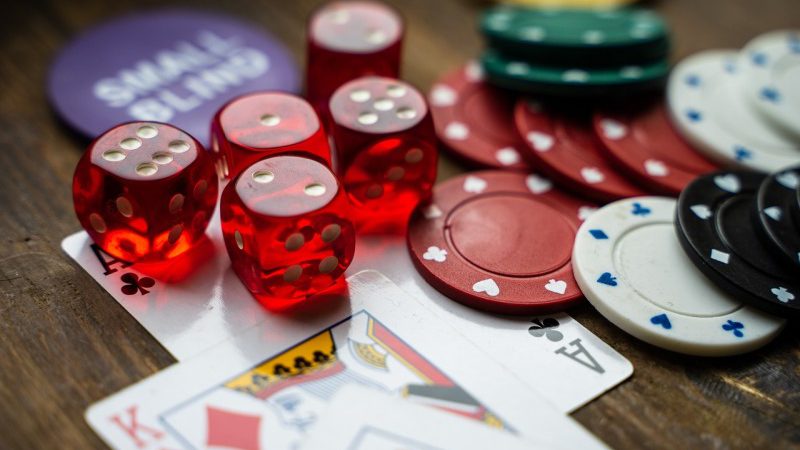 Poker i inteligencja emocjonalna: zwycięska kombinacja